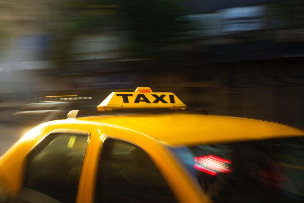Kunstgras vervoeren met een taxi